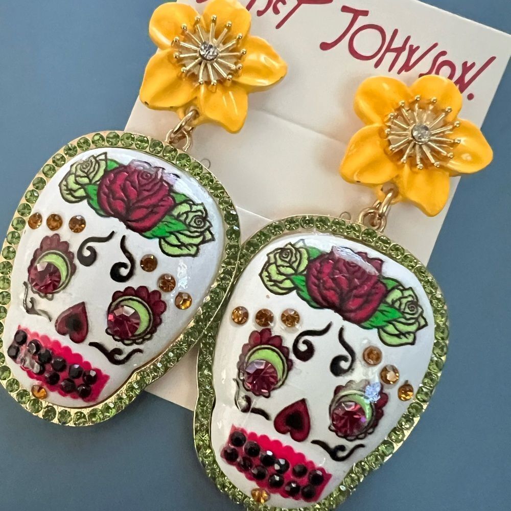 💀 Betsey Johnson stunning large sugar skull dangle earrings 💀